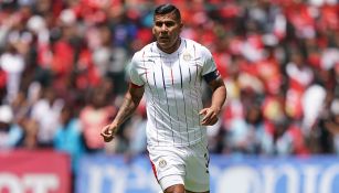 Carlos Salcido disputa un juego con Chivas en el Apertura 2018