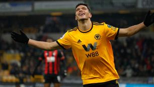 Raúl Jiménez celebra gol con el Wolverhampton