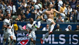 Zlatan festeja su primer gol en la MLS con el Galaxy