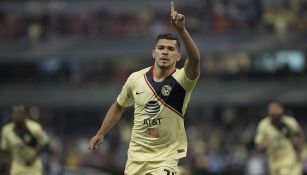 Henry Martín festeja un gol con América