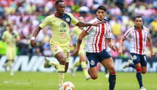 Renato y Pulido pelea un balón en el Clásico Nacional 