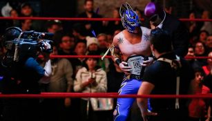 Laredo Kid con el cinturón de Lucha Capital