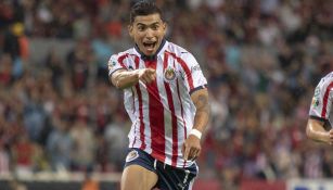 Orbelín Pineda celebra un gol con Chivas