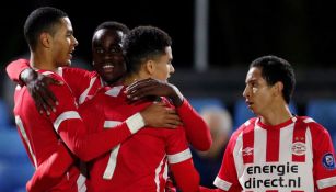 Jugadores del PSV festejan un gol