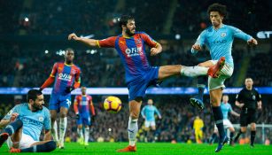 Así se peleaba el balón en la cancha del Etihad 