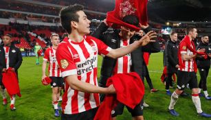 Chucky Lozano celebra tras el partido frente al AZ