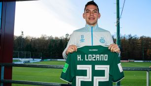 Hirving Lozano presume su playera de la Selección Mexicana