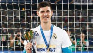 Thibaut Courtois posa con el trofeo en Mundial de Clubes