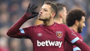 Chicharito celebra un gol con el West Ham