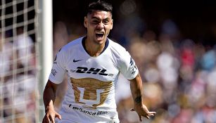 Felipe Mora celebra gol con Pumas 