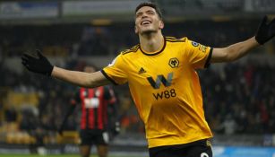 Raúl Jiménez festeja un gol con los Wolves