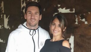 Messi y Antonela posan para la foto 