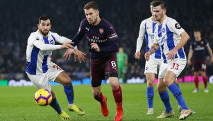 Aaron Ramsey conduce el balón ante la marca de sus rivales