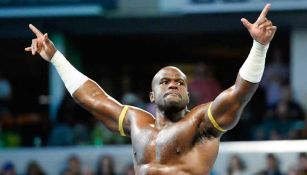 Apollo Crews antes de una lucha en RAW