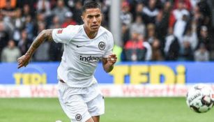 Carlos Salcedo durante un partido con el Frankfurt