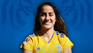 Natalia Gómez Junco posa con la playera de Tigres