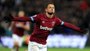 Chicharito festeja un gol con los Hammers