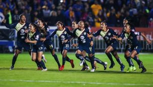 Jugadoras del América corren para festejar el título del A2018