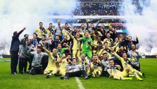 Jugadores del América celebran el título del A2018