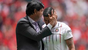 José Cardozo abraza a Carlos Salcido durante un juego de Chivas