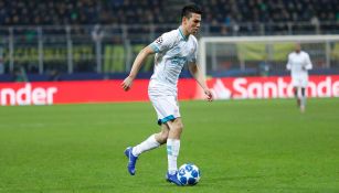 Hirving Lozano conduce el balón en un partido de Champions