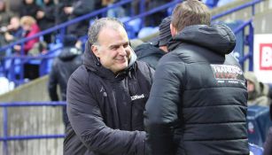 Marcelo Bielsa saluda al gerente de Bolton, Phil Parkinson 