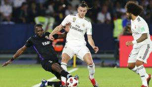 Bale, intenta proteger el balón frente a un rival en el Mundial de Clubes 