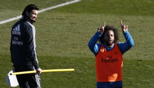 Solari observa a Marcelo en una práctica del Real Madrid