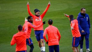 Jugadores del Atlético de Madrid calientan en el campo