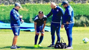 Elías Hernández con los médicos del Cruz Azul 