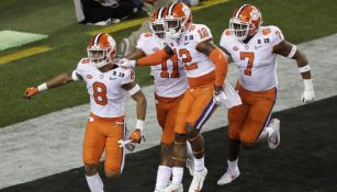 Jugadores de Clemson festejan una anotación