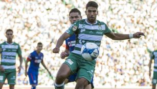 Lalo Herrera durante un juego entre Santos y Cruz Azul