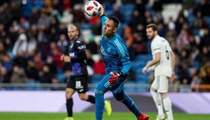 Keylor Navas se desprende del balón en partido del Real Madrid