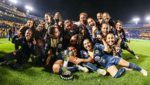 Jugadoras de América Femenil festejan título 