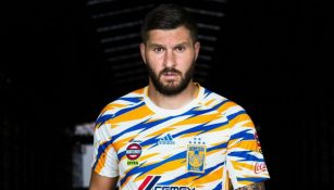 Gignac posa con la nueva elástica de losTigres