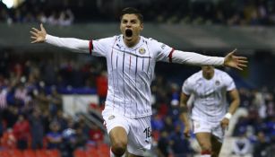 Ronaldo Cisneros festeja un gol con Chivas