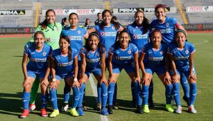 Jugadoras de Cruz Azul Femenil antes del partido vs Lobos BUAP