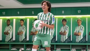 Diego Lainez, en el vestidor del Betis