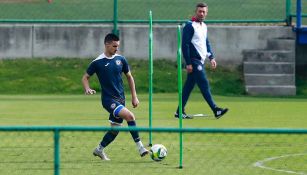 Stephen Eustáquio conduce el balón en entrenamiento de Cruz Azul