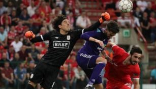 Guillermo Ochoa durante un juego del Standard de Lieja