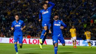 Jugadores de Cruz Azul festejan el gol ante Tigres