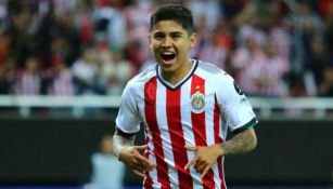 López celebra una anotación con Chivas 