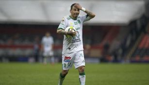 Sambueza se toca la cabeza en un juego con el León