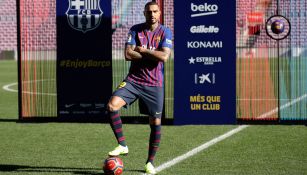 Kevin Prince posa con la camiseta culé en Camp Nou 