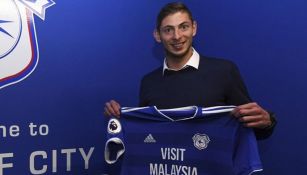 Sala posa con la camiseta del Cardiff