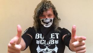 Kenny Omega posa con una camiseta del Bullet Club