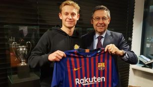 Frenkie de Jong se toma foto con Josep Maria Bartomeu