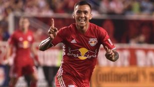 Alejandro Romero festeja un gol con el New York Red Bulls