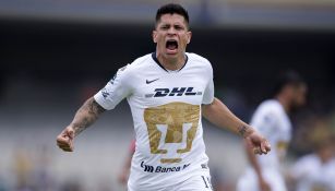 Iturbe festeja gol con Pumas