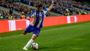 Tecatito Corona durante partido con el Porto